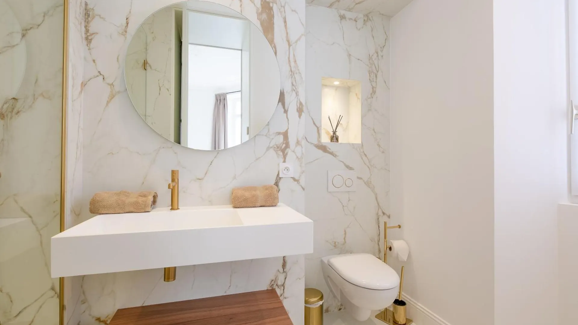 La Guitare 22 - Spacious 1 Bedroom Apartment In The Center Of Cannes, Right Behind Grand Hotel França