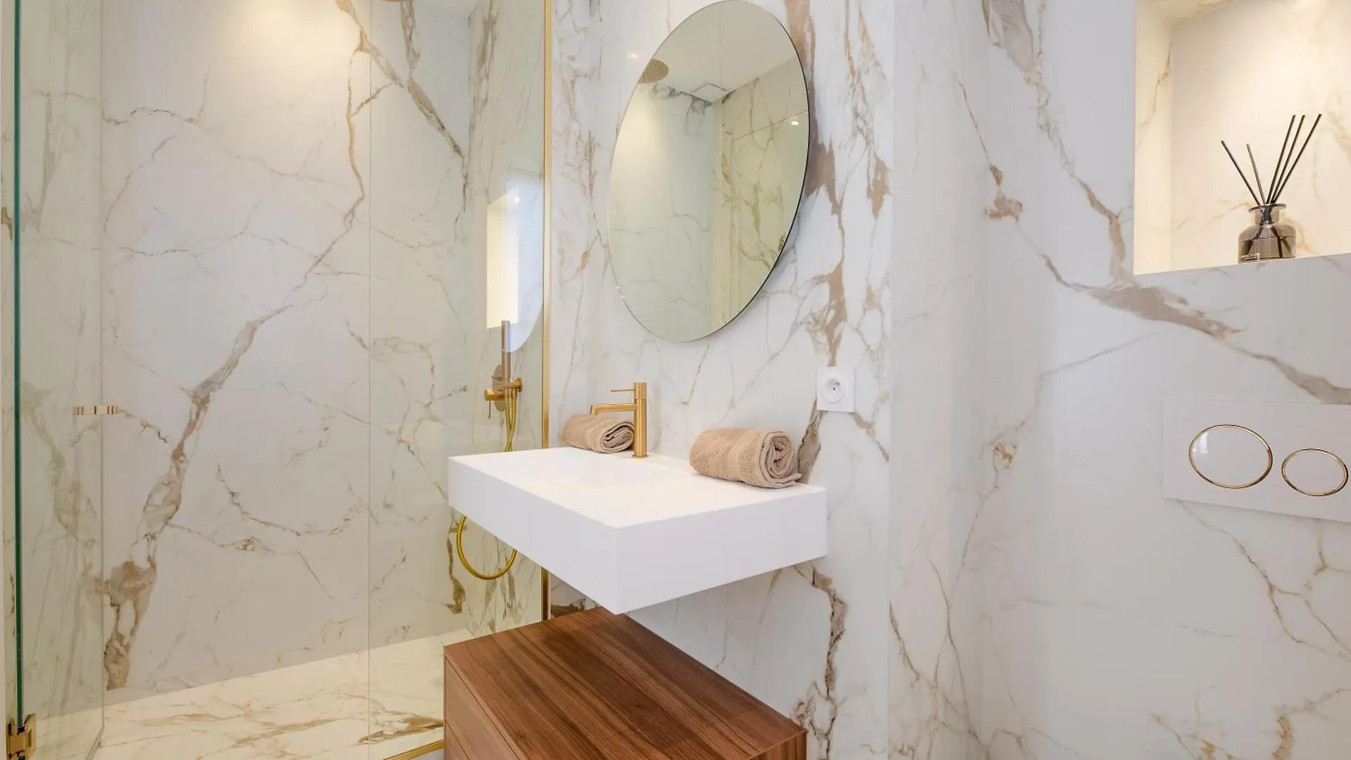 La Guitare 22 - Spacious 1 Bedroom Apartment In The Center Of Cannes, Right Behind Grand Hotel 0*, Cannes França