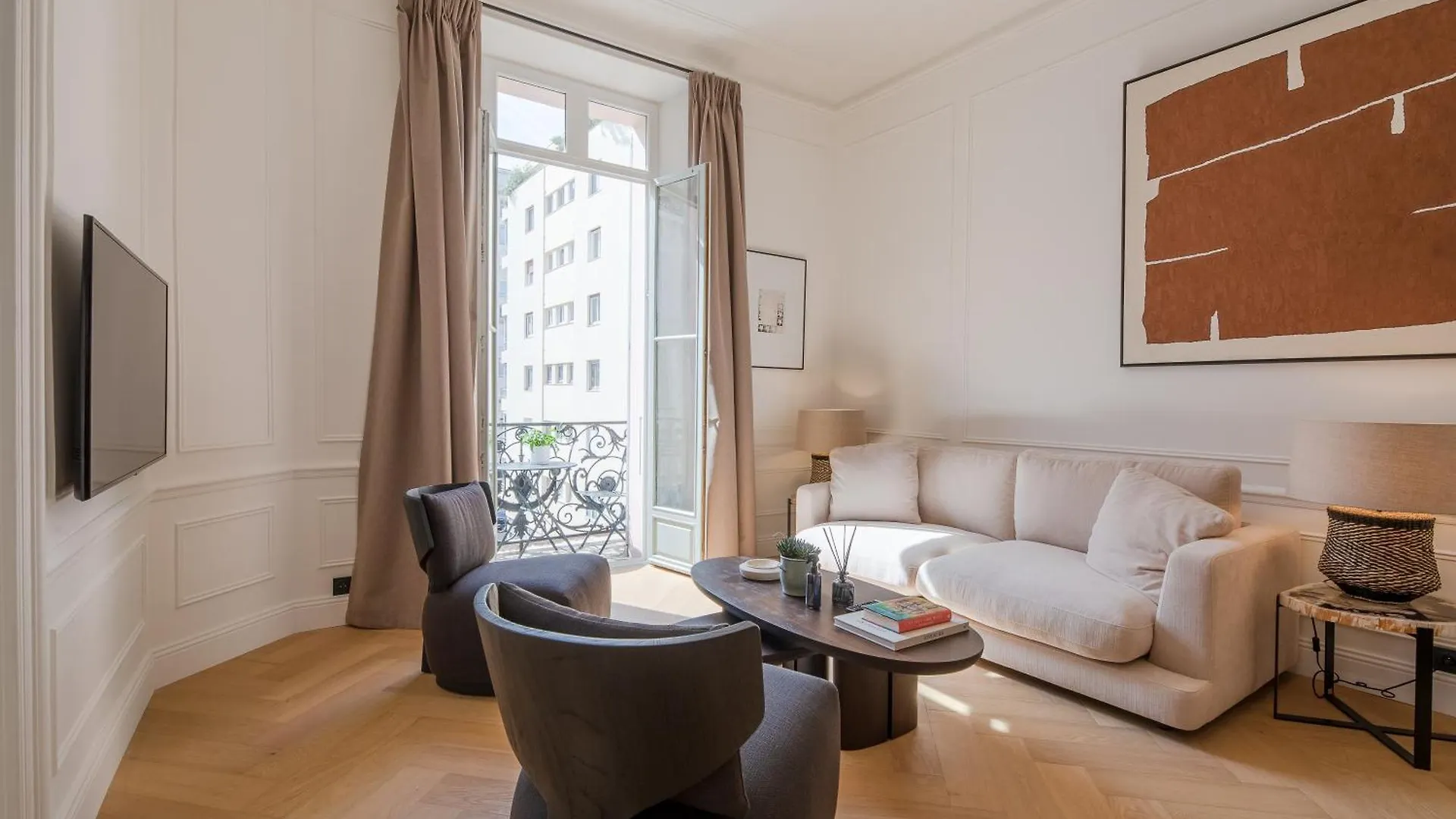 La Guitare 22 - Spacious 1 Bedroom Apartment In The Center Of Cannes, Right Behind Grand Hotel