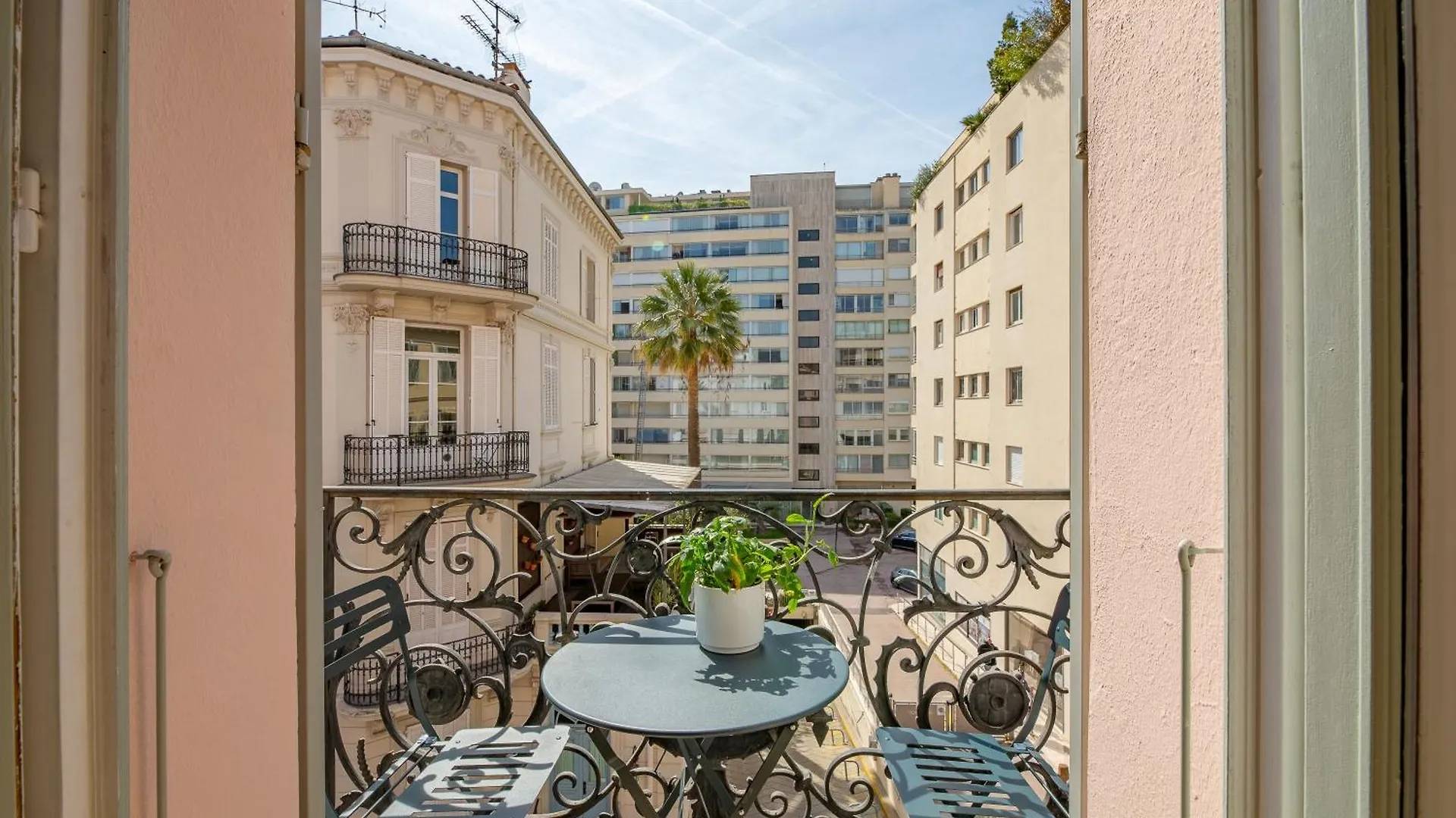 La Guitare 22 - Spacious 1 Bedroom Apartment In The Center Of Cannes, Right Behind Grand Hotel Cannes