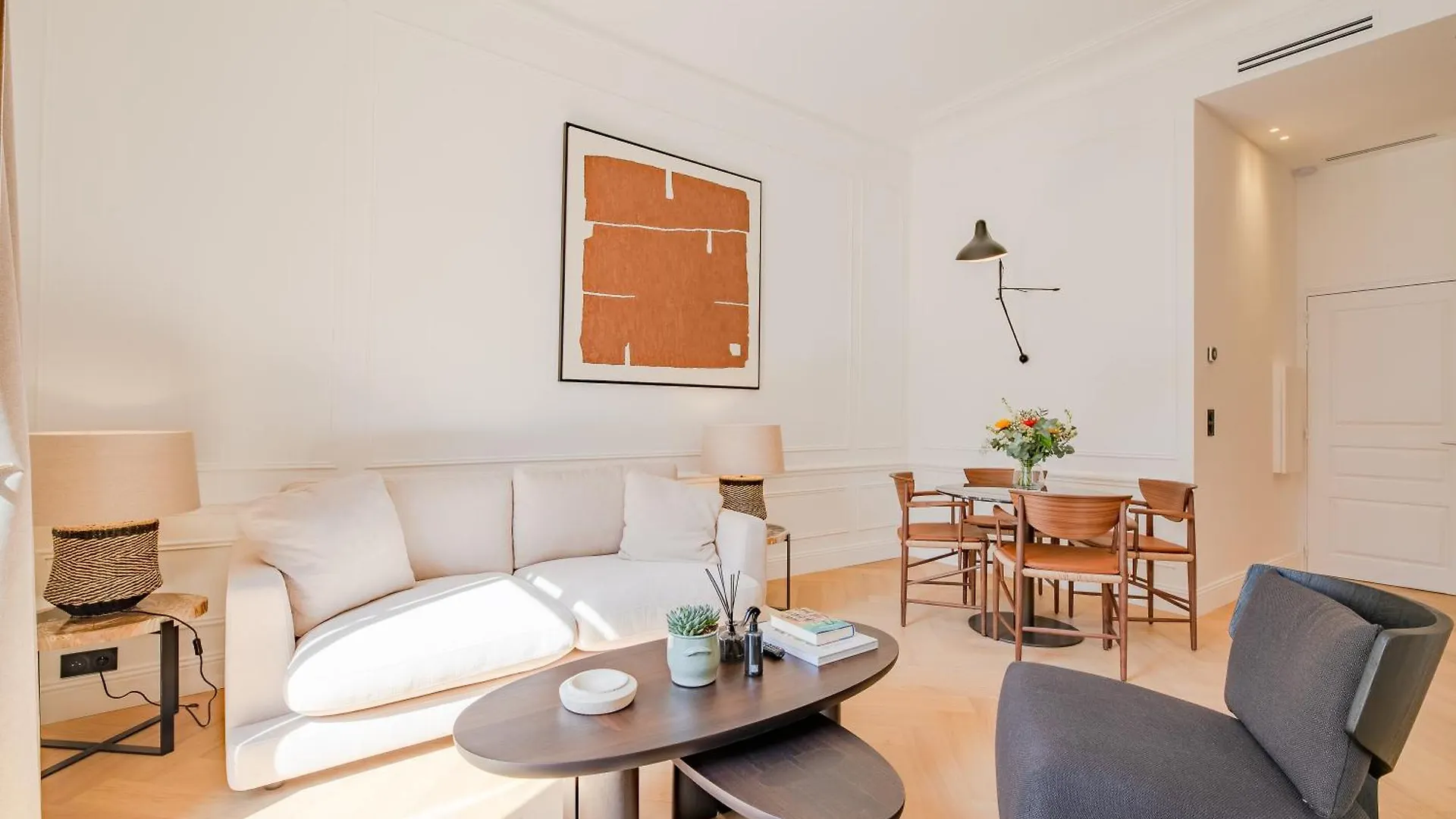 La Guitare 22 - Spacious 1 Bedroom Apartment In The Center Of Cannes, Right Behind Grand Hotel 0*, Cannes